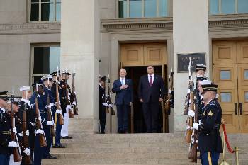 Ο Π. Καμμένος με τον υπουργό Αμυνας των ΗΠΑ Τζ. Μάτις