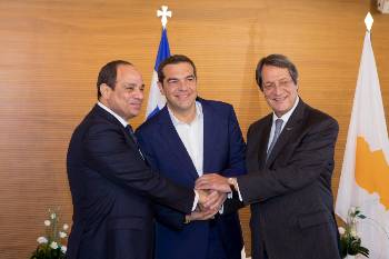 Θέση περιφερειακού ενεργειακού κόμβου στην Ανατολική Μεσόγειο επιδιώκει να εξασφαλίσει για την αστική τάξη της Αιγύπτου ο Πρόεδρος Σίσι, μεταξύ άλλων και με σχήματα συνεργασίας όπως η τριμερής με τις κυβερνήσεις Ελλάδας και Κύπρου