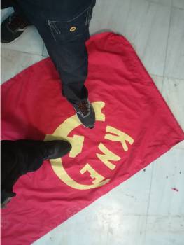 Διαφημίζουν το «κατόρθωμά» τους να ποδοπατούν το σφυροδρέπανο... όπως θα έκαναν και οι χρυσαυγίτες