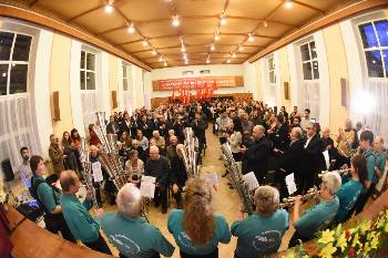 Η ορχήστρα «Φ. Βάινεκ» «προλόγισε» την είσοδο των παλαίμαχων αγωνιστών και των μελών της ΚΝΕ στην αίθουσα