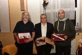 Αναμνηστικά δώρα εκ μέρους της ΚΕ του ΚΚΕ προσφέρθηκαν στους εκπροσώπους του ΚΚ Τουρκίας και του Γερμανικού ΚΚ