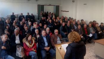 Από τη μαζική συνέλευση των συνταξιούχων στη Λάρισα