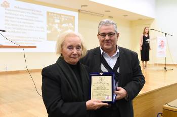 Η σύντροφος του Γ. Μωραΐτη, Ολγα, παραλαμβάνει την τιμητική πλακέτα από τον Δ. Κουτσούμπα