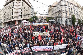 Χιλιάδες συνταξιούχοι στη συγκέντρωση στην πλατεία Κλαυθμώνος...
