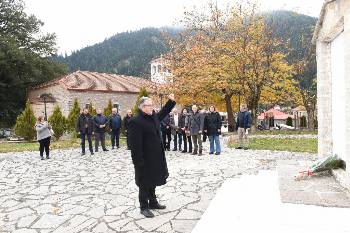 Λίγα λουλούδια στο μνημείο στις Κορυσχάδες