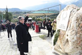 Στεφάνι κατέθεσε ο Δ. Κουτσούμπας