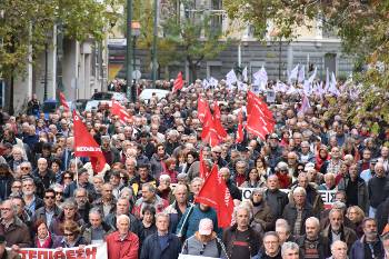 Απέναντι στην κυβερνητική προπαγάνδα, οι συνταξιούχοι έδωσαν μαζική απάντηση με το πανελλαδικό τους συλλαλητήριο, βροντοφωνάζοντας: «Διεκδικούμε ό,τι μας έχει αφαιρεθεί!»