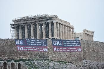 Γιγαντοπανό του ΚΚΕ στην Ακρόπολη, την περίοδο που ψηφιζόταν η Συμφωνία των Πρεσπών