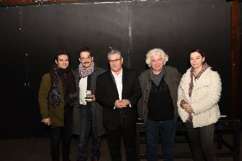 Ο Δ. Κουτσούμπας με τους Γ. Περλέγκα, Μ. Πρωτόπαππα, Θ. Τοκάκη και τον Στ. Τσακίρη, καλλιτεχνικό διευθυντή του ΔΗΠΕΘΕ Πάτρας