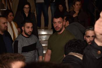 Μπράβοι μέσα στο χώρο του συνεδρίου...