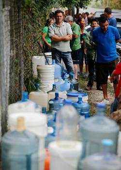 Τεράστια προβλήματα έχουν δημιουργήσει η διακοπή ρεύματος και η έλλειψη πόσιμου νερού