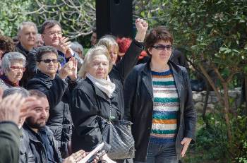 Στο κέντρο η κόρη του εκτελεσμένου Νίκου Καλούμενου, Μαργαρίτα