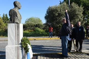Στο μνημείο του Γρηγόρη Λαμπράκη, στον Μαραθώνα