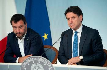 Ο Μ. Σαλβίνι, πρόεδρος της «Λέγκας» και αντιπρόεδρος της κυβέρνησης, και ο πρωθυπουργός Τζ. Κόντε (δεξιά)