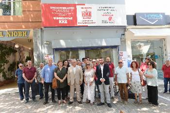 Με τους υποψηφίους του Κόμματος και άλλα στελέχη στο εκλογικό κέντρο του ΚΚΕ στη Θήβα