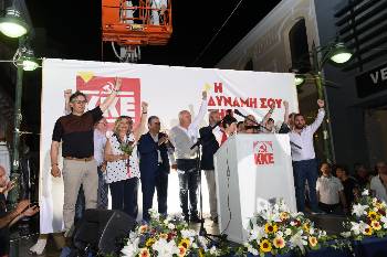 Ολοι οι υποψήφιοι του ΚΚΕ στην Αχαΐα πάνω στην εξέδρα