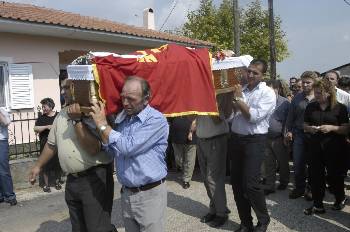 Στα χέρια των συντρόφων και των χωριανών για το τελευταίο ταξίδι