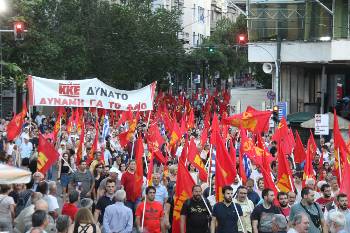 Μια από τις προσυγκεντρώσεις κατευθύνεται στο Σύνταγμα