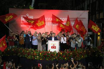 Ολοι οι υποψήφιοι βουλευτές της Αττικής χαιρετούν τον κόσμο από την εξέδρα