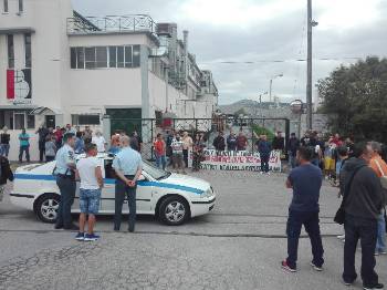 Τρία αυτοκίνητα της αστυνομίας κατέφθασαν στο χώρο της εταιρείας, ωστόσο οι εργαζόμενοι διαμήνυσαν πως «η τρομοκρατία δεν θα περάσει»