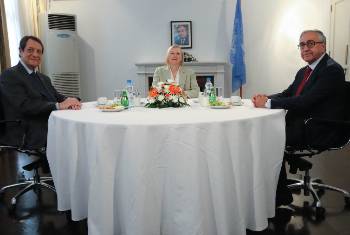 Στιγμιότυπο από τη συνάντηση της Παρασκευής
