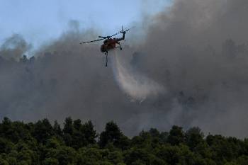 Τα ελικόπτερα επιχειρούσαν μέχρι τη δύση του ήλιου