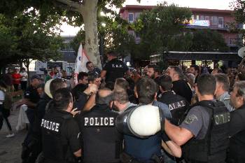 Ολων των ειδών οι αστυνομικές ομάδες επιτίθενται στην κινητοποίηση