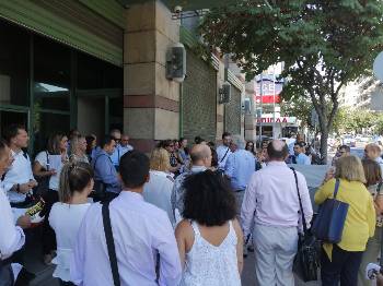 Από τη χτεσινή εξόρμηση στα κεντρικά γραφεία της Τράπεζας Πειραιώς στη Θεσσαλονίκη