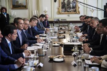 Από τη συνάντηση με τους περιφερειάρχες
