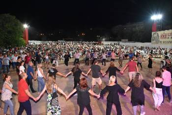 Κέφι και χορός στη Λαϊκή Σκηνή