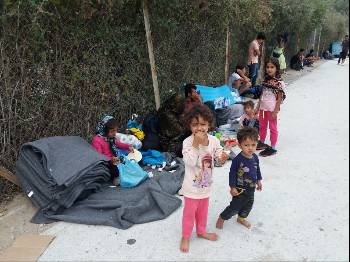 Μικρά παιδιά ζουν στη Μόρια κάτω από άθλιες συνθήκες (φωτό)