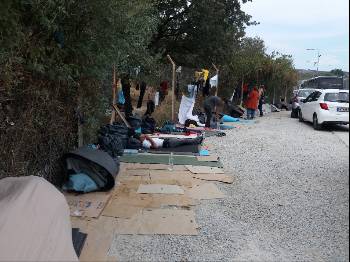 Μόρια - πρόσφυγες παρατημένοι στην τύχη τους σε χαρτόνια πάνω στα χαλίκια