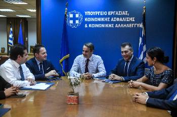 Από τη χθεσινή επίσκεψη του πρωθυπουργού στο υπουργείο Εργασίας