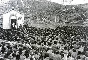 Εξόριστοι στο Μακρονήσι σε υπαίθρια δοξολογία... και πολιτική κατήχηση από τον στρατιωτικό ιερέα