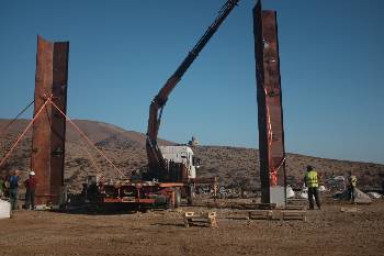 Η πιο δύσκολη φάση, η εγκατάσταση του κύριου «σώματος» του Μνημείου στέφθηκε με επιτυχία