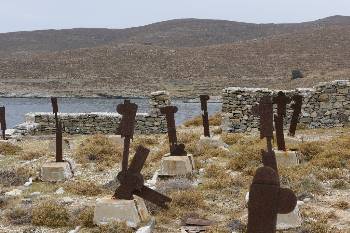 Το νεκροταφείο στον 1ο όρμο