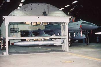 Θόλος («Vault») τύπου WS3 με πυρηνική βόμβα, έτοιμη να φορτωθεί σε αεροσκάφος εντός υπόστεγου. 6 τέτοιες κατασκευές, με θέσεις για 24 βόμβες, παραμένουν σε «καθεστώς φύλαξης» στον Αραξο