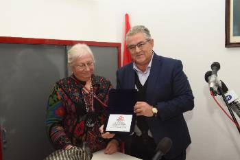 Αναμνηστική πλακέτα στην Ισμήνη Σπυριδωνίδου για την προσφορά των γραφείων