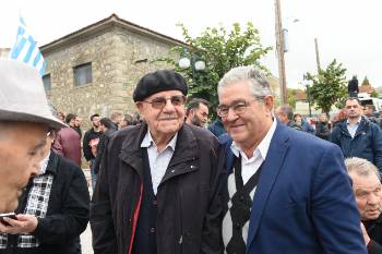 Ο Δ. Κουτσούμπας με τον Χρήστο Δίγκογλου, επικεφαλής της διλοχίας της 107ης Ταξιαρχίας του ΔΣΕ που έκανε το ρήγμα για τον ελιγμό από το Γράμμο στο Βίτσι
