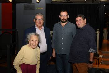 Ο Δ. Κουτσούμπας και ο Ν. Αμπατιέλος με της Τιτίκα Σαριγκούλη και τον σκηνοθέτη της παράστασης Βασίλη Πλατάκη