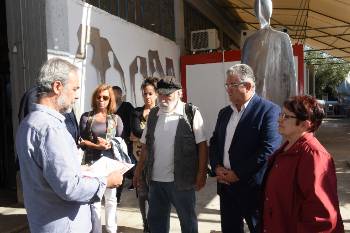 Ο Μ. Γεωργιλάκης περιγράφει το Μνημείο στην αντιπροσωπεία του Κόμματος και την Επιτροπή Κρίσης