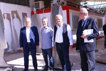 Οι Δ. Κουτσούμπας και Δ. Γόντικας με τους Μ. Γεωργιλάκη και Δ. Βασίβαγλη στην παραλαβή του Μνημείου
