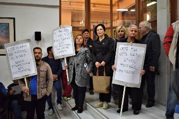 Από την παράσταση διαμαρτυρίας στο δημαρχείο