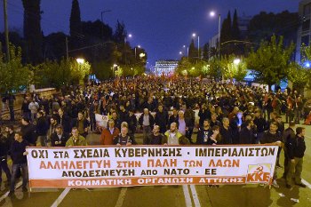 Στην κεφαλή της μεγάλης πορείας το πανό της ΚΟΑ του ΚΚΕ