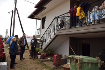 Το κλιμάκιο του ΚΚΕ συζητά με κατοίκους
