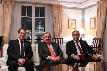 Από τη συνάντηση Αναστασιάδη, Γκουτέρες και Ακιντζί στο Βερολίνο, που εμφανίζεται ως άτυπη αλλά προχωρά το παζάρι