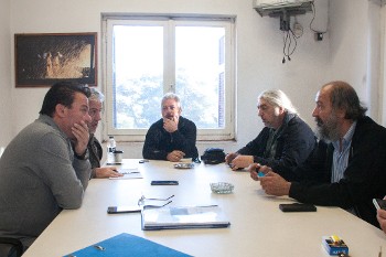Συζήτηση με συνδικαλιστές στη Λάρυμνα...
