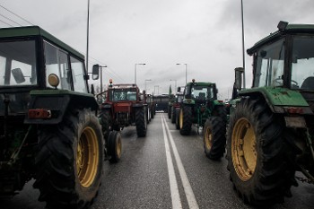 Στους δρόμους παραμένουν τα τρακτέρ στη Θεσσαλία