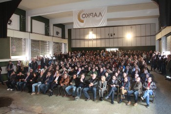 Κατάμεστος ο κινηματογράφος «Ιλιον» στον οικισμό της ΛΑΡΚΟ, όπου πραγματοποιήθηκε η σύσκεψη