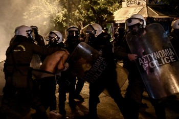 Η επίθεση των ΜΑΤατζήδων στον διαδηλωτή